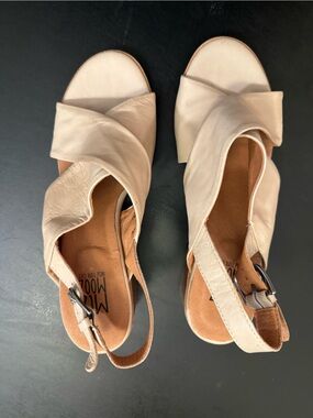 Miz Mooz Natasha Leather Cream Sandals Block Heel Slingback Size 40 or 9-9.5